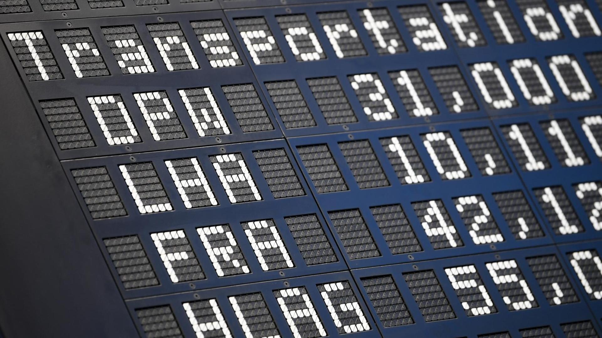 Frankfurt/Main: Die Aktie der deutschen Fluggesellschaft Lufthansa wird mit dem Kürzel LHA auf der Anzeigetafel der Frankfurter Wertpapierbörse bei den Transport-Werten über der Aktie des Flughafenbetreibers Fraport (FRA) gelistet.
