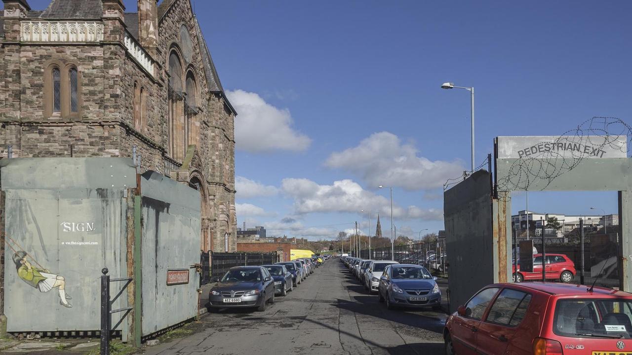Eine Friedensmauer teilt am 27.02.2017 in Belfast (Nordirland) ein pro-irisches Wohnviertel von einem pro-britischen Wohnviertel (aufgenommen von pro-irischer Seite). Eine Friedensmauer teilt am 27.02.2017 in Belfast (Nordirland) ein pro-irisches Wohnviertel von einem pro-britischen Wohnviertel (aufgenommen von pro-irischer Seite).