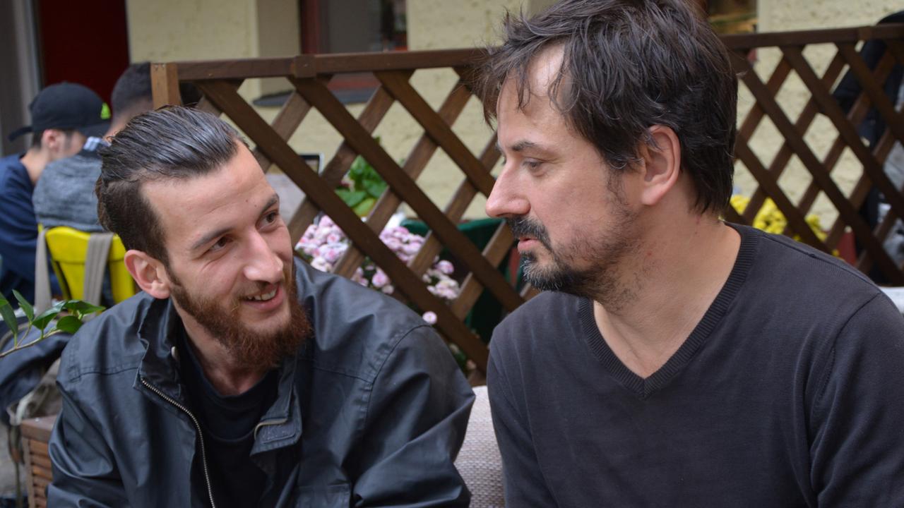 Serien-Autor Christoph Spittler (r.) und sein Protagonist Ali Hasan im Gespräch miteinander Serien-Autor Christoph Spittler (r.) und sein Protagonist Ali Hasan im Gespräch miteinander