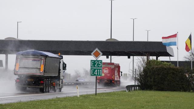 Ein Lastwagen passiert die belgisch-luxemburgische Grenze.