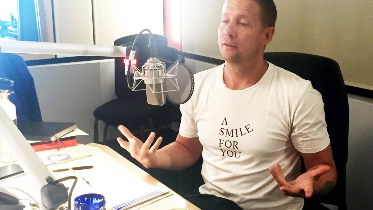 Jeppe Hein sitzt gestikulierend vor einem Mikrofon im Studio von Deutschlandradio Kultur. Jeppe Hein sitzt gestikulierend vor einem Mikrofon im Studio von Deutschlandradio Kultur.