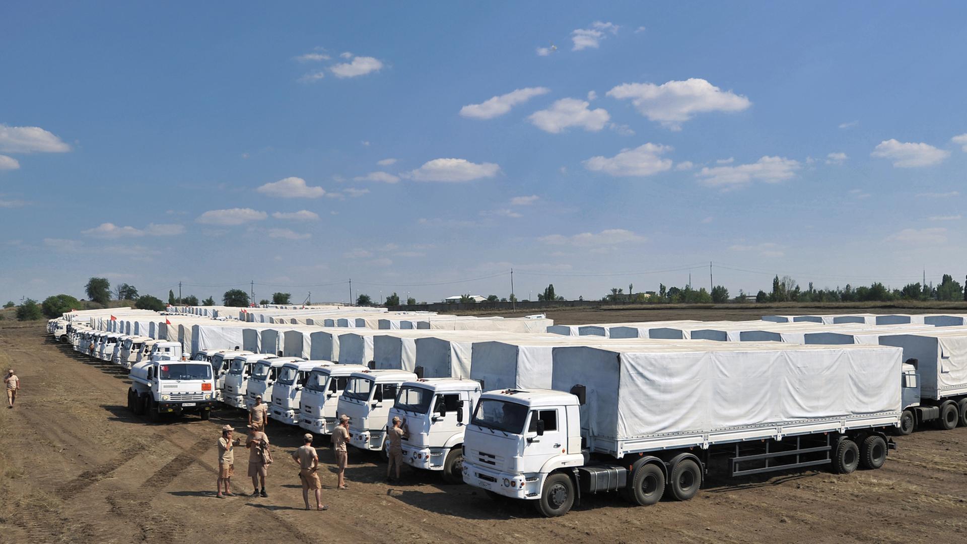Russischer Hilfskonvoi auf einem Feld nahe Lugansk Russischer Hilfskonvoi auf einem Feld nahe Lugansk