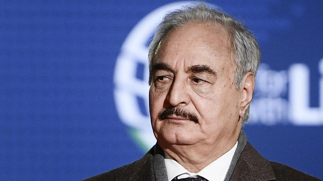 Khalifa Haftar, Anführer der sogenannten Libyschen Nationalen Armee (LNA) bei einer Konferenz im November 2018 in Palermo Khalifa Haftar, Anführer der sogenannten Libyschen Nationalen Armee (LNA) bei einer Konferenz im November 2018 in Palermo