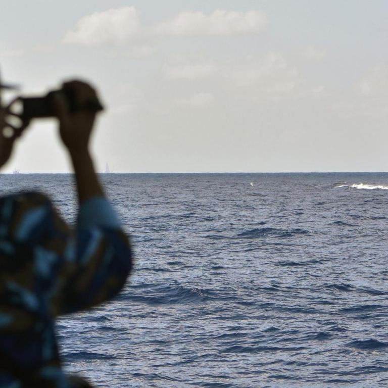 Soldaten an Bord einer vietnamesischen Küstenwache beobachten ein chinesisches Patroullienboot  (2014).