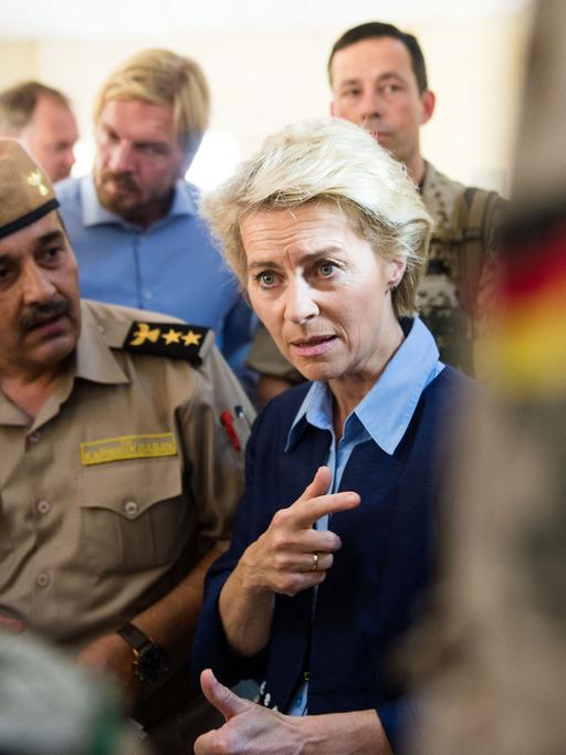 Bundesverteidigungsministerin Ursula von der Leyen (CDU) unterhält sich in der Nähe von Erbil im Irak in einer Kaserne, in der kurdische Peschmerga-Kämpfer ausgebildet werden, mit Bundeswehrsoldaten.