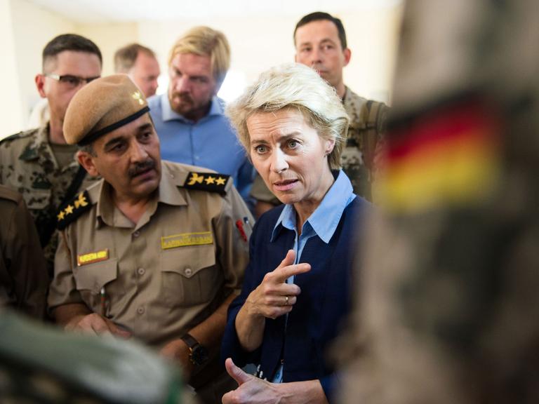 Bundesverteidigungsministerin Ursula von der Leyen (CDU) unterhält sich in der Nähe von Erbil im Irak in einer Kaserne, in der kurdische Peschmerga-Kämpfer ausgebildet werden, mit Bundeswehrsoldaten.