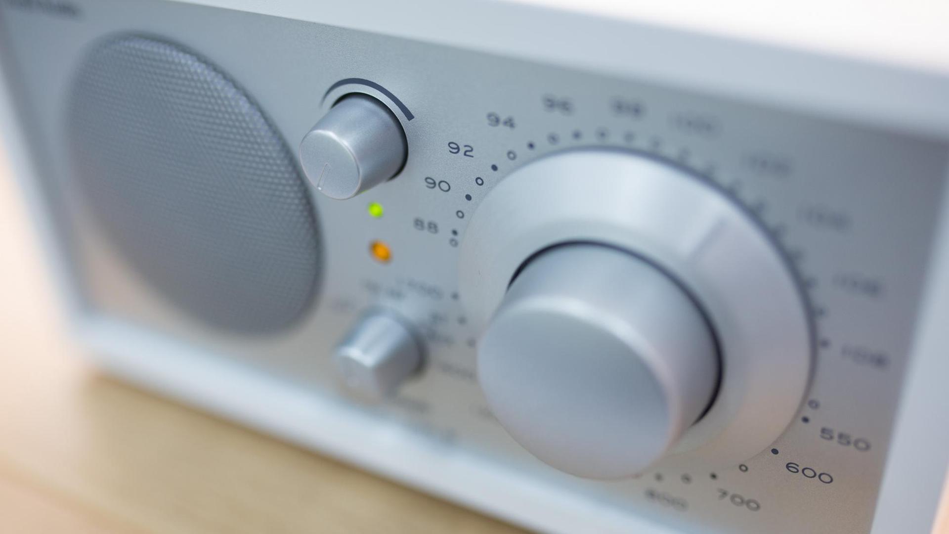 Ein Radio mit UKW- und MW-Empfang steht am 10.02.2015 in Berlin. Am 13.02.2015 ist der Welttag des Radios, welcher im Jahr 2012 zum ersten Mal statt fand. Foto: Lukas Schulze/dpa | Verwendung weltweit Ein Radio mit UKW- und MW-Empfang steht am 10.02.2015 in Berlin. Am 13.02.2015 ist der Welttag des Radios, welcher im Jahr 2012 zum ersten Mal statt fand. Foto: Lukas Schulze/dpa | Verwendung weltweit