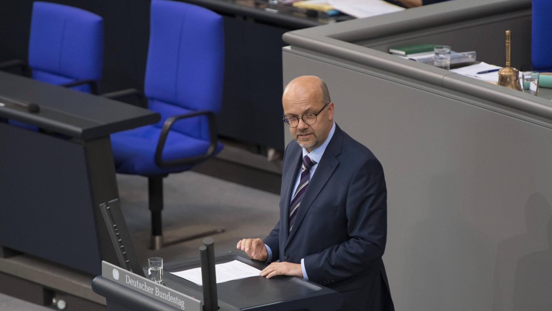 Der Abgeordnete Dr. Fritz Felgentreu (SPD) bei einer Rede im Deutschen Bundestag Der Abgeordnete Dr. Fritz Felgentreu (SPD) bei einer Rede im Deutschen Bundestag