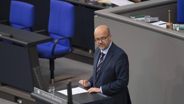 Der Abgeordnete Dr. Fritz Felgentreu (SPD) bei einer Rede im Deutschen Bundestag