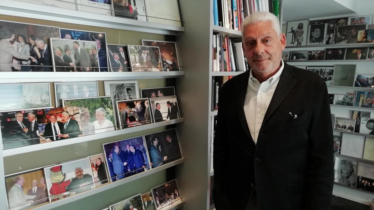 Der Sammler Jordi Clos steht vor einer Fotosammlung, die ihn mit indonesischen Dorfvorstehern und Politikern aus aller Welt zeigt Der Sammler Jordi Clos steht vor einer Fotosammlung, die ihn mit indonesischen Dorfvorstehern und Politikern aus aller Welt zeigt