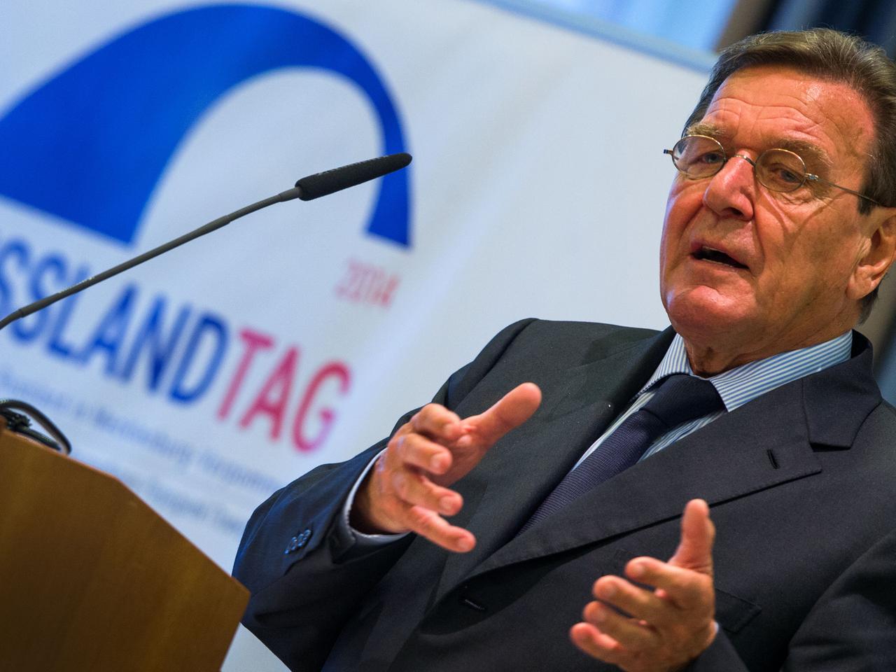 Der Ex-Bundeskanzler und heutige Aufsichtsratschef bei der Gazprom-Tochter Nord Stream, Gerhard Schröder (SPD), spricht am 01.10.2014 in Rostock-Warnemünde (Mecklenburg-Vorpommern) beim Russland-Tag der Landesregierung von Mecklenburg-Vorpommern. Der Ex-Bundeskanzler und heutige Aufsichtsratschef bei der Gazprom-Tochter Nord Stream, Gerhard Schröder (SPD), spricht am 01.10.2014 in Rostock-Warnemünde (Mecklenburg-Vorpommern) beim Russland-Tag der Landesregierung von Mecklenburg-Vorpommern.