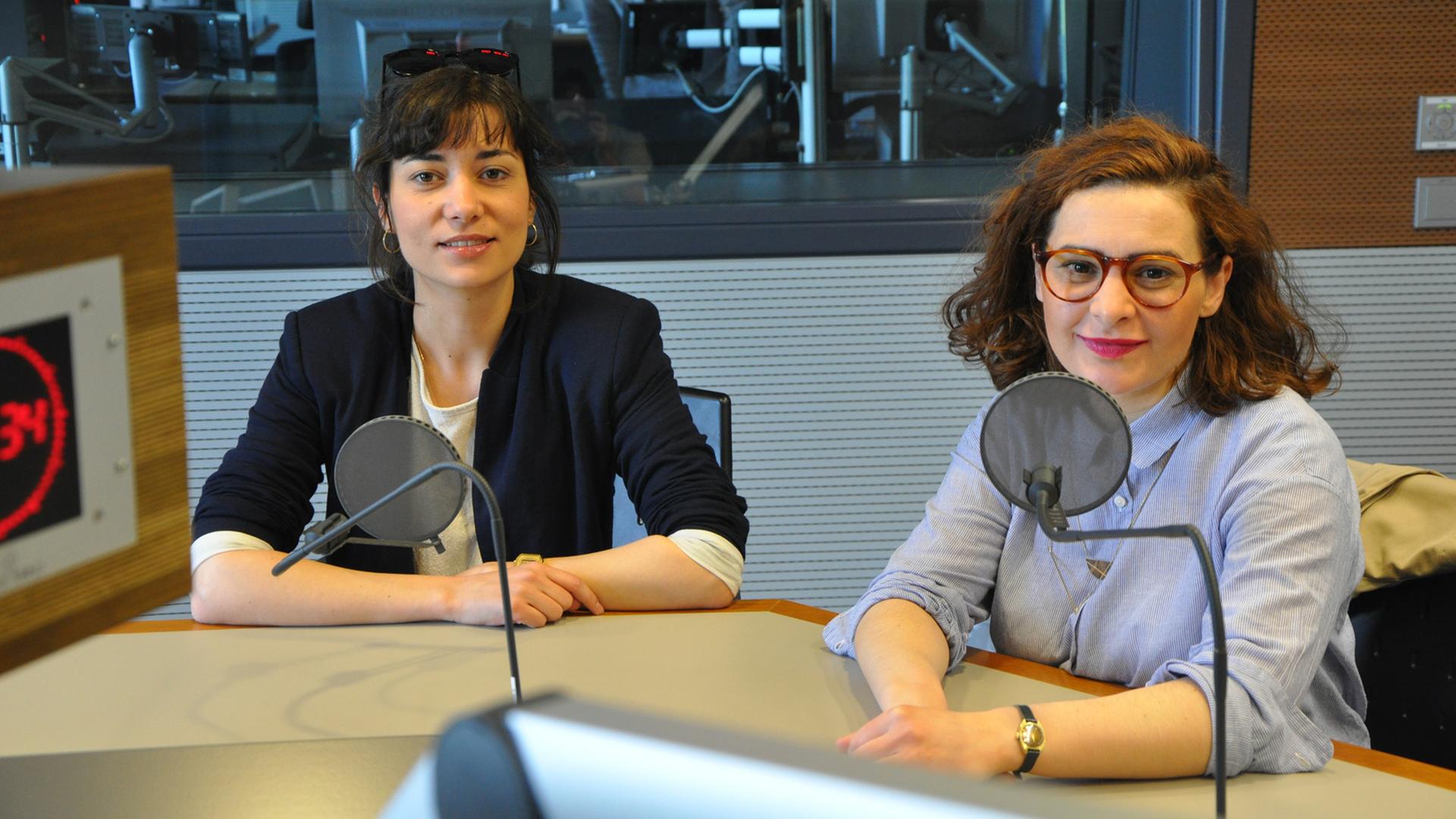 Ayla Gottschlich (links) und Biene Pilavci in der Sendung "Kompressor" im Deutschlandradio Kultur. Sie sind Macherinnen des Films "Chronik einer Revolte - ein Jahr Istanbul" Ayla Gottschlich (links) und Biene Pilavci in der Sendung "Kompressor" im Deutschlandradio Kultur. Sie sind Macherinnen des Films "Chronik einer Revolte - ein Jahr Istanbul"