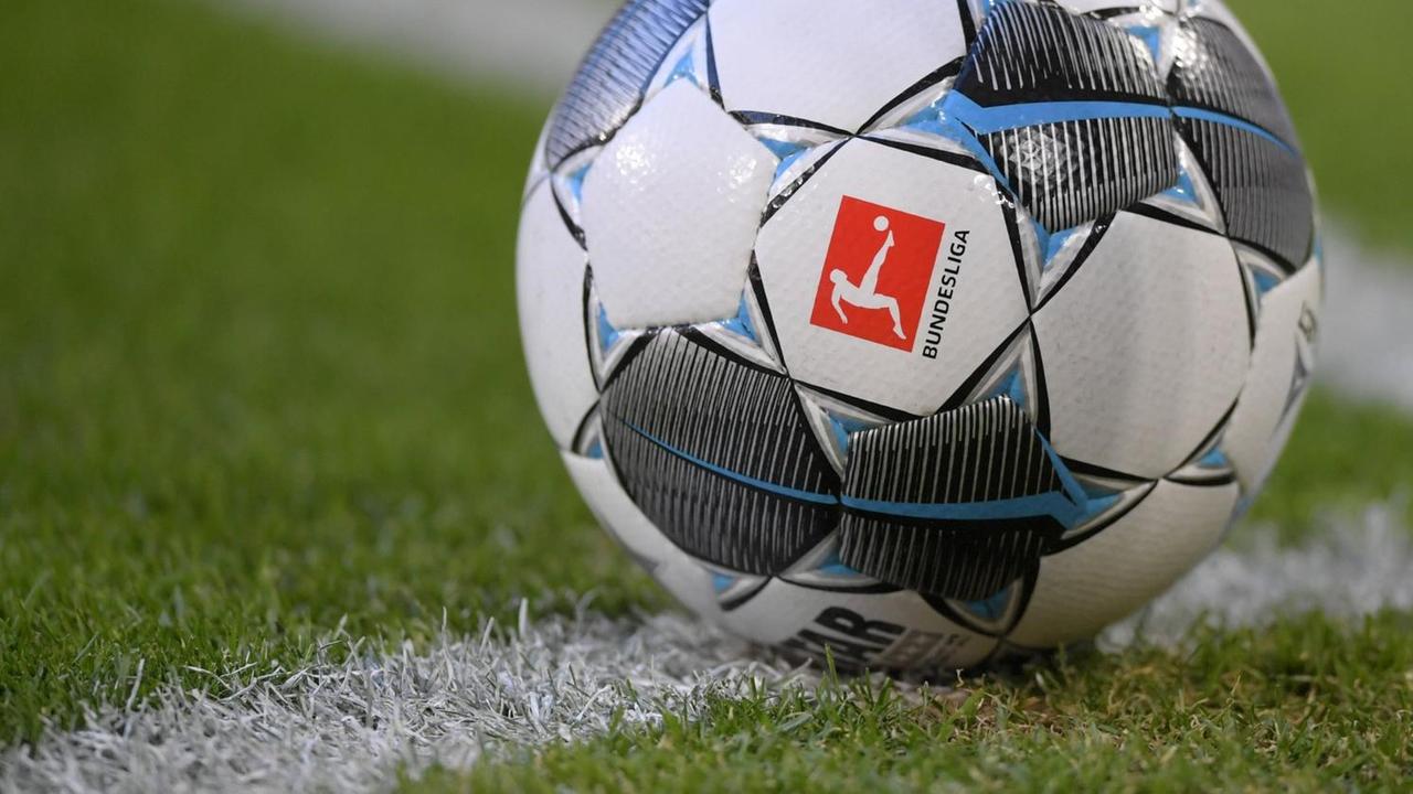 Ein Ball aus der Fußball-Bundesliga Ein Ball aus der Fußball-Bundesliga
