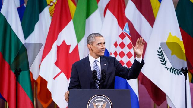 Barack Obama hält eine Rede vor Fahnen verschiedener Nationen in Brüssel, im Palast der Schönen Künste, 26. März 2014.