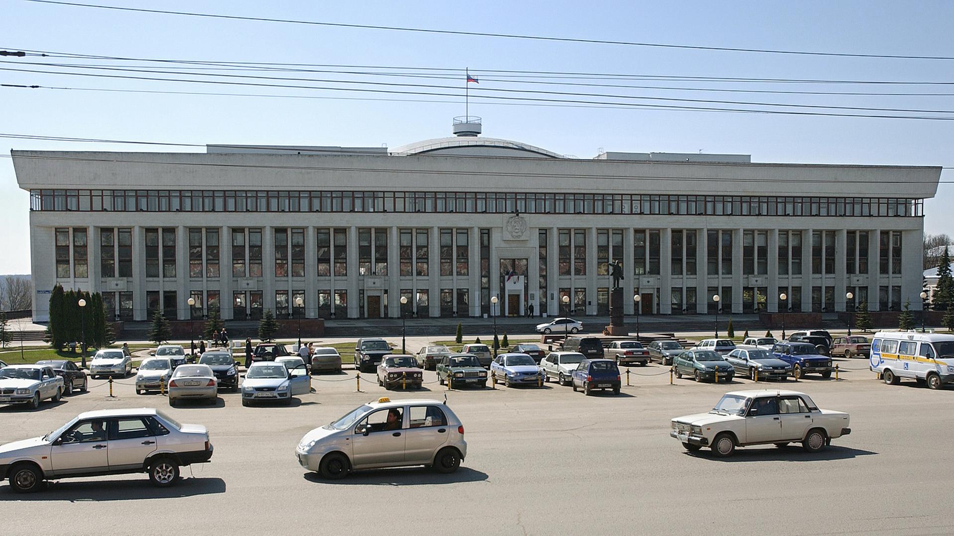 Regionalparlament am Lenin-Platz im russischen Kaluga (aufgenommen 2007)