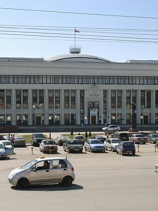 Regionalparlament am Lenin-Platz im russischen Kaluga (aufgenommen 2007)