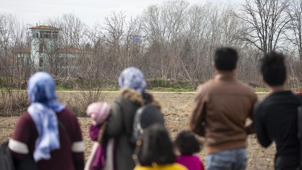 Flüchtlinge laufen in der Türkei in Richtung griechische Grenze