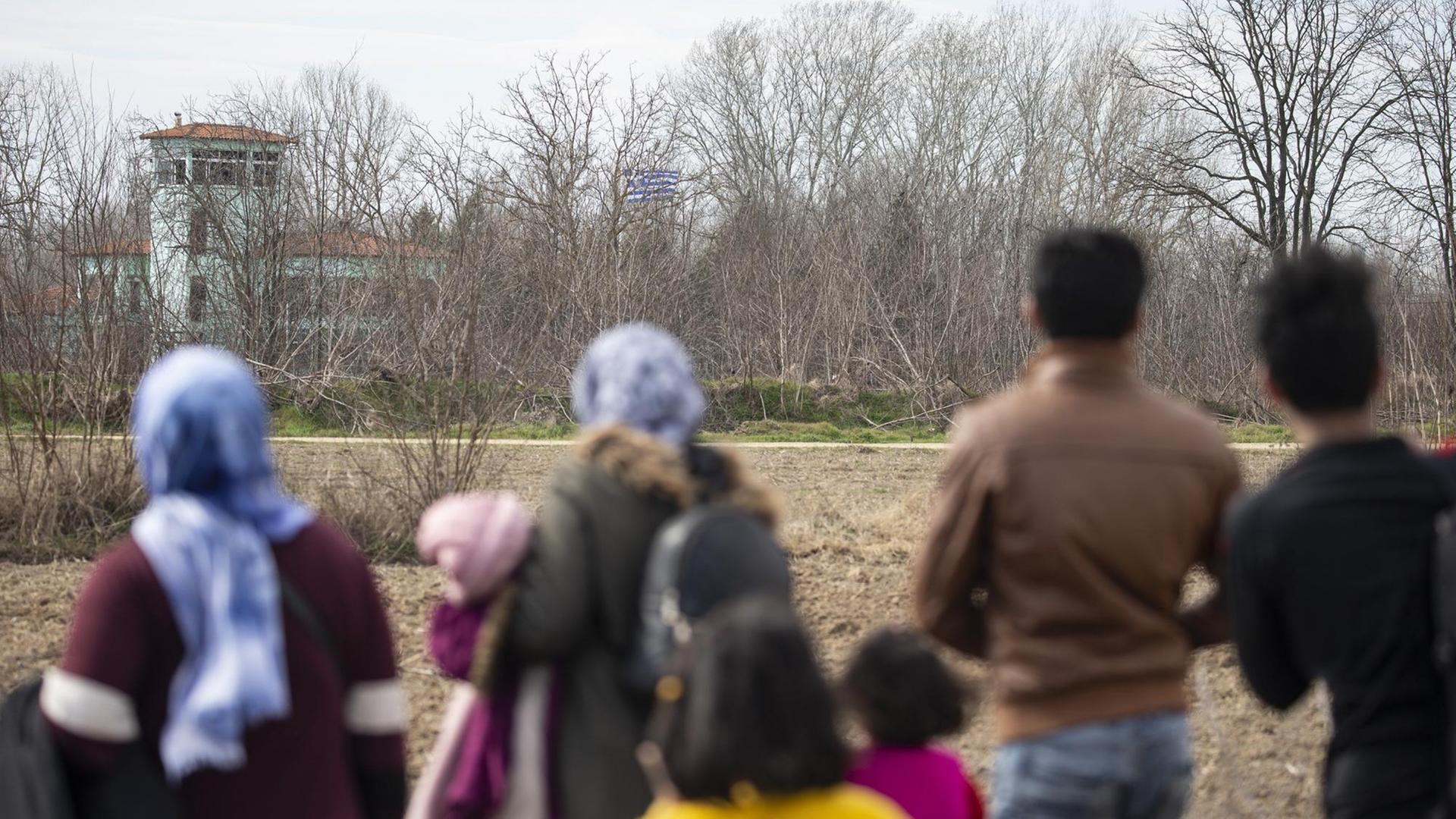 Flüchtlinge laufen in der Türkei in Richtung griechische Grenze Flüchtlinge laufen in der Türkei in Richtung griechische Grenze