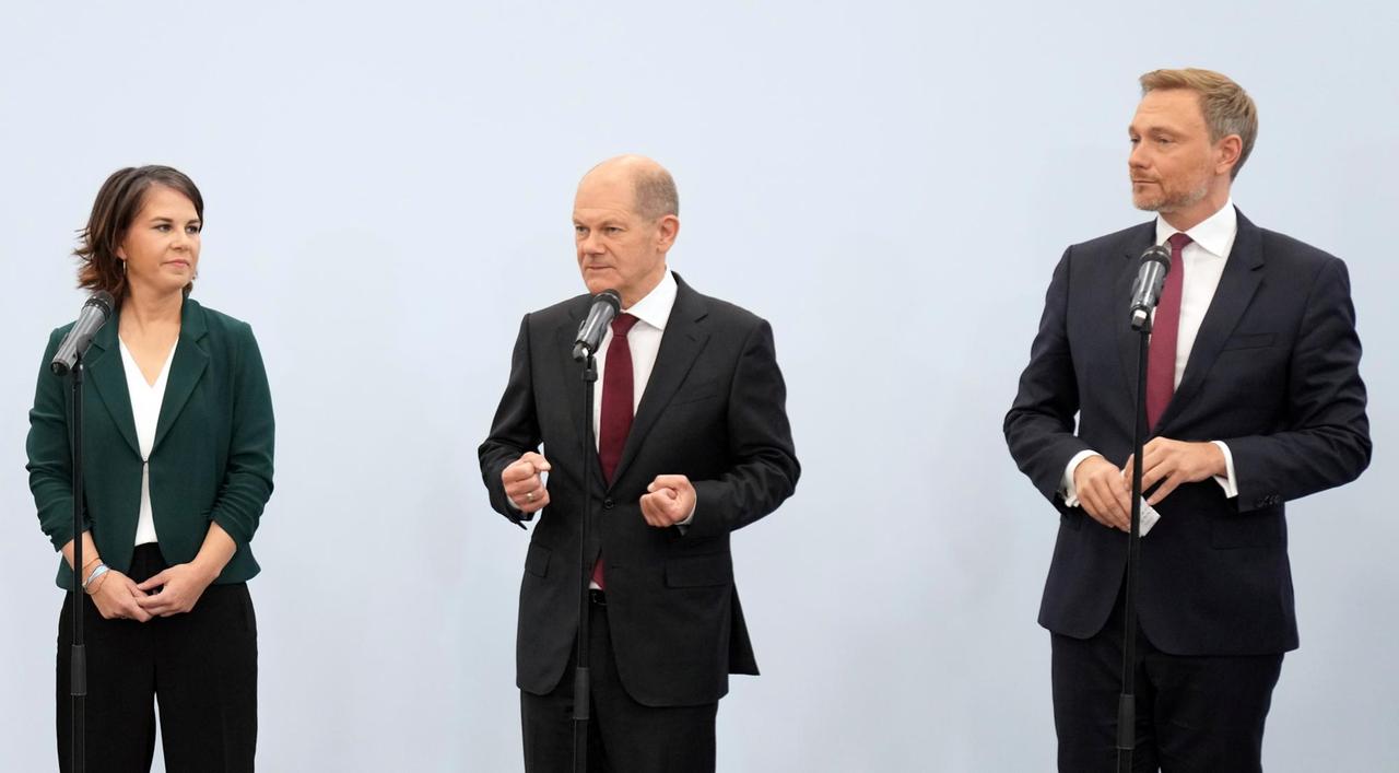 Annalena Baerbock (l-r), Bundesvorsitzende von Bündnis 90/Die Grünen, Olaf Scholz, SPD-Kanzlerkandidat und Bundesminister der Finanzen, und Christian Lindner, Fraktionsvorsitzender und Parteivorsitzender der FDP, geben nach den Sondierungsgesprächen von SPD, FDP und Bündnis 90/Die Grünen zur Bildung einer neuen Bundesregierung nach der Bundestagswahl ein Statement. Annalena Baerbock (l-r), Bundesvorsitzende von Bündnis 90/Die Grünen, Olaf Scholz, SPD-Kanzlerkandidat und Bundesminister der Finanzen, und Christian Lindner, Fraktionsvorsitzender und Parteivorsitzender der FDP, geben nach den Sondierungsgesprächen von SPD, FDP und Bündnis 90/Die Grünen zur Bildung einer neuen Bundesregierung nach der Bundestagswahl ein Statement.