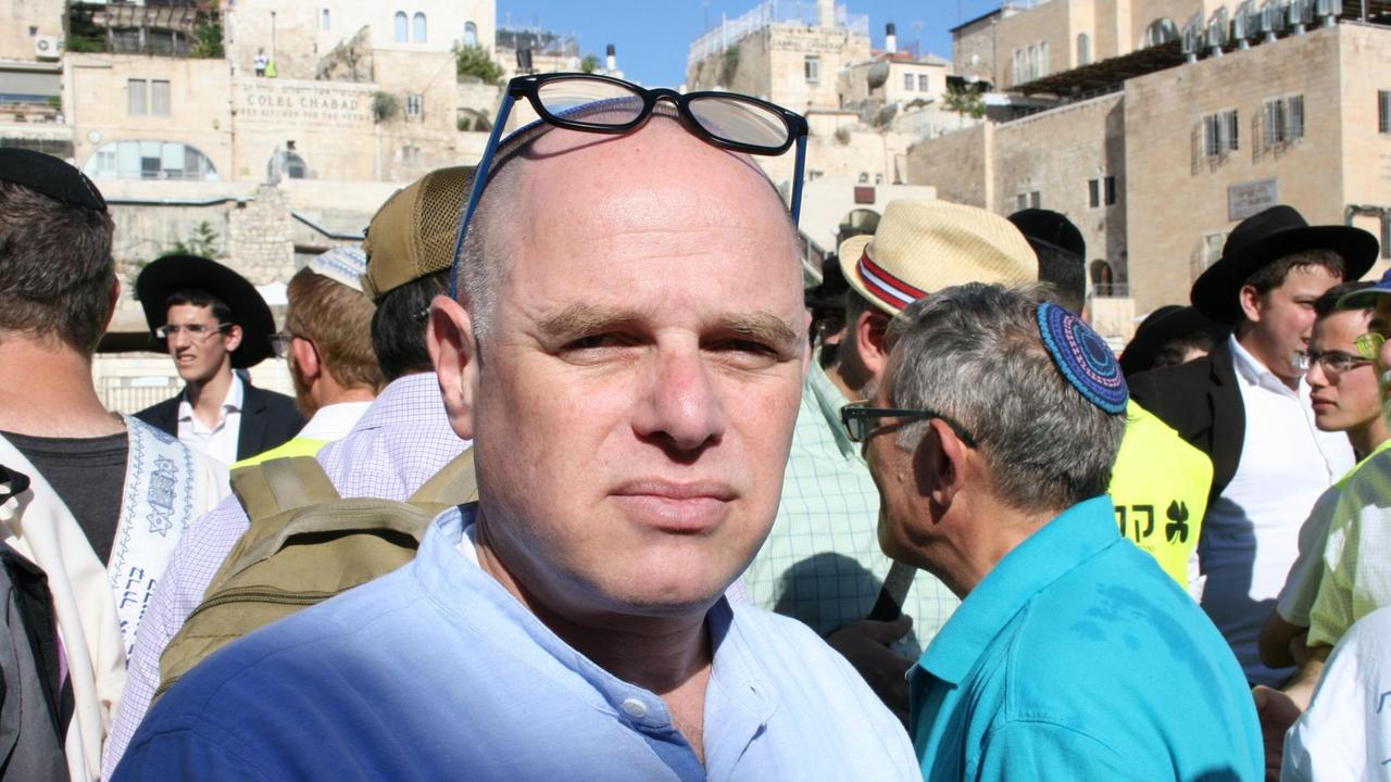 Jizhar Hess, Chef der Konservativen jüdischen Bewegung Masorti in Israel, steht am 05.08.2016 vor der Klagemauer in Jerusalem.