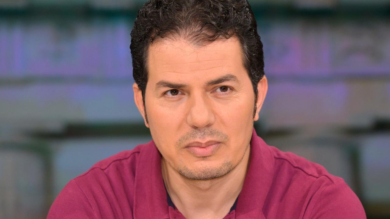 Hamed Abdel-Samad, deutsch-ägypischer Politologe und Autor, aufgenommen am 22.08.2013 während der ZDF-Talksendung "Maybrit Illner" zum Thema: "Ägypten zwischen Glaube und Gewalt - erwartet der Westen zu viel?" im ZDF-Hauptstadtstudio im Berliner Zollernhof Unter den Linden. Hamed Abdel-Samad, deutsch-ägypischer Politologe und Autor, aufgenommen am 22.08.2013 während der ZDF-Talksendung "Maybrit Illner" zum Thema: "Ägypten zwischen Glaube und Gewalt - erwartet der Westen zu viel?" im ZDF-Hauptstadtstudio im Berliner Zollernhof Unter den Linden.