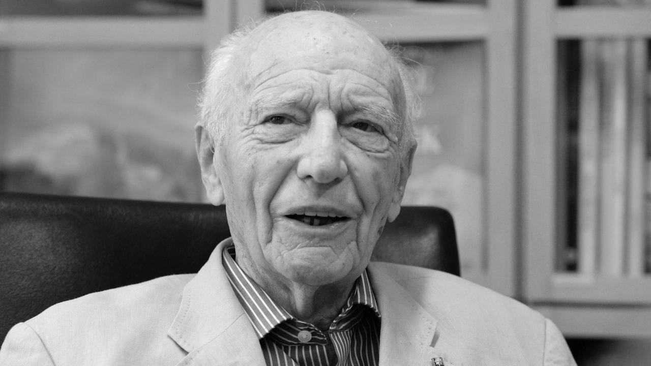 Altbundespräsident Walter Scheel posiert am 16.07.2014 in Bad Krozingen (Baden-Württemberg) in seinem Büro für den Fotografen. Altbundespräsident Walter Scheel posiert am 16.07.2014 in Bad Krozingen (Baden-Württemberg) in seinem Büro für den Fotografen.