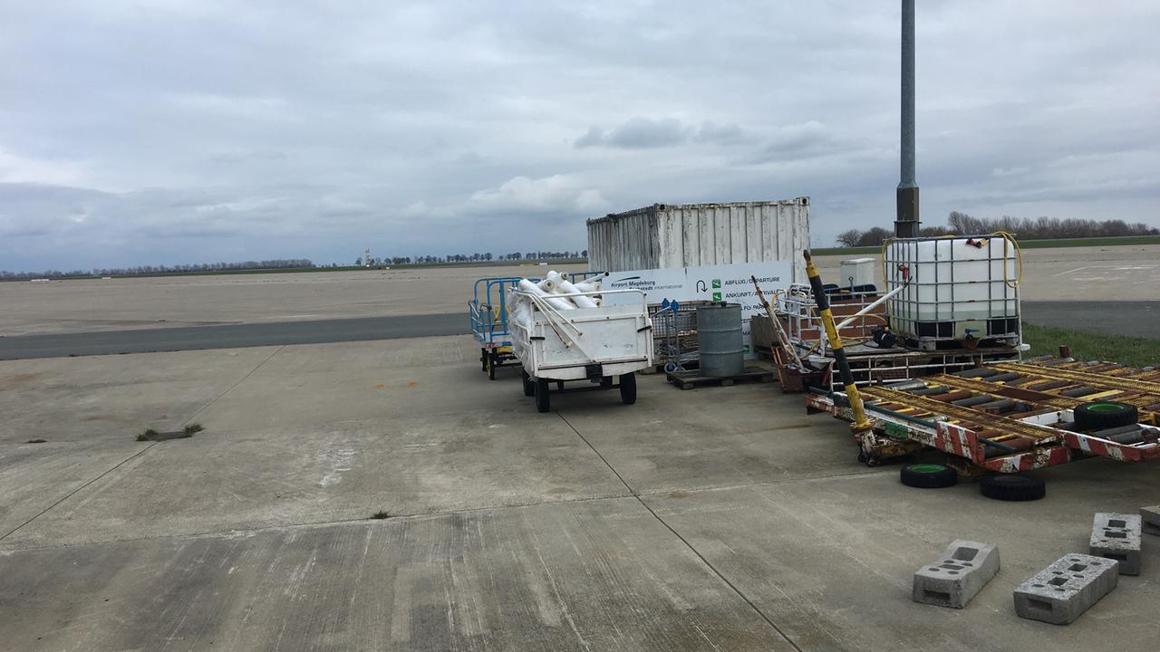 Leere Piste auf dem insolventen Flughafen Magdeburg-Cochstect. Leere Piste auf dem insolventen Flughafen Magdeburg-Cochstect.