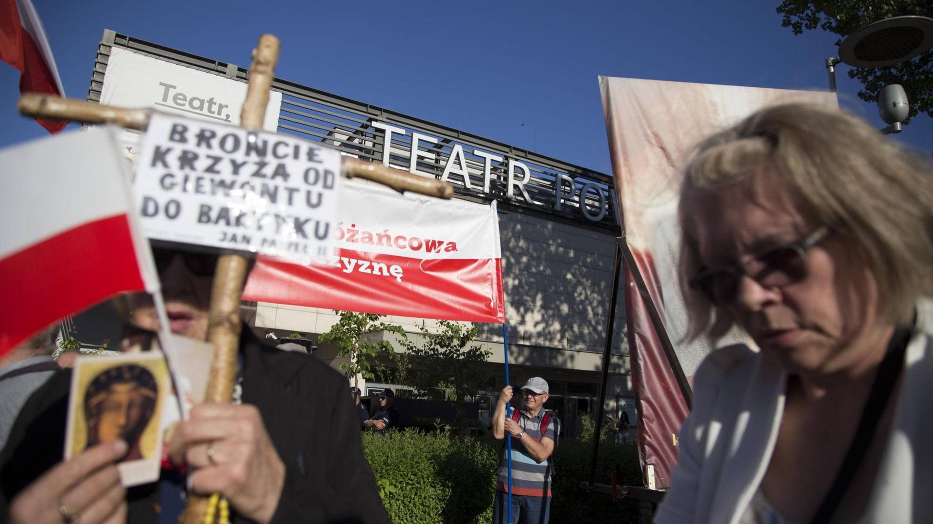 Eine Protestaktion von Hardcore-Gläubigen, die gegen die Inszenierung "Der Fluch" am Powszechny-Theater in Warschau, Polen am 27. Mai 2017 protestieren Eine Protestaktion von Hardcore-Gläubigen, die gegen die Inszenierung "Der Fluch" am Powszechny-Theater in Warschau, Polen am 27. Mai 2017 protestieren