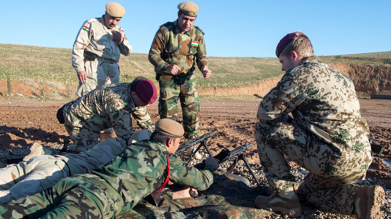 Bundeswehrsoldaten bilden in der Nähe von Erbil in Kurdistan Peschmerga-Kämpfer an deutschen Waffen aus. Bundeswehrsoldaten bilden in der Nähe von Erbil in Kurdistan Peschmerga-Kämpfer an deutschen Waffen aus.