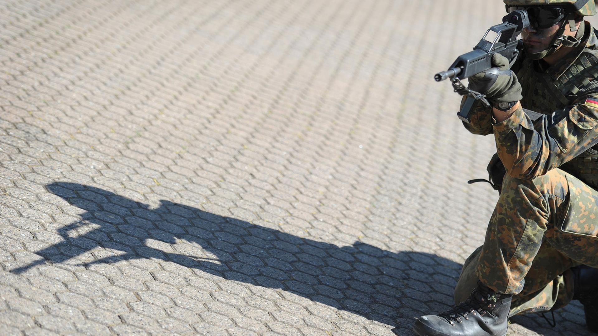 Ein Soldat der Infanterieschule Hammelburg sichert am 16.07.2010 während einer Vorführung beim "Tag der Infanterie" im Bundeswehr-Übungsdorf Bonnland ein Gebäude. Ein Soldat der Infanterieschule Hammelburg sichert am 16.07.2010 während einer Vorführung beim "Tag der Infanterie" im Bundeswehr-Übungsdorf Bonnland ein Gebäude.
