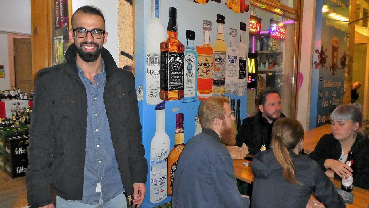 Spätibesitzer Heja in seinem Laden, vier jüngere Leute sitzen dort und trinken ihr Bier. Spätibesitzer Heja in seinem Laden, vier jüngere Leute sitzen dort und trinken ihr Bier.