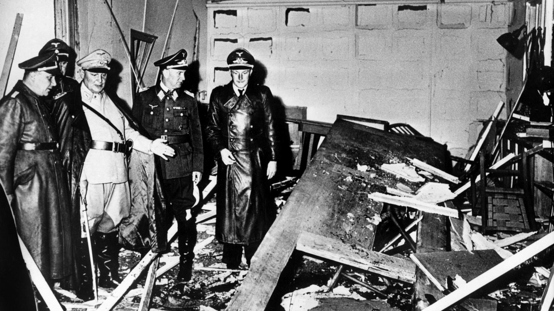 Hermann Göring (helle Uniform) und Martin Bormann (l.), begutachten die Zerstörung im Führerhauptquartier, wo Oberst Stauffenberg am 20. Juli 1944 eine Sprengladung zündete. Hermann Göring (helle Uniform) und Martin Bormann (l.), begutachten die Zerstörung im Führerhauptquartier, wo Oberst Stauffenberg am 20. Juli 1944 eine Sprengladung zündete.