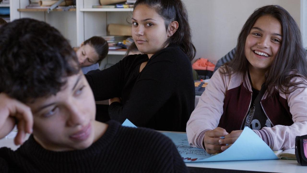 Eine Filmszene aus "Herr Bachmann und seine Klasse" zeigt mehrere SchülerInnen in einem Klassenzimmer.