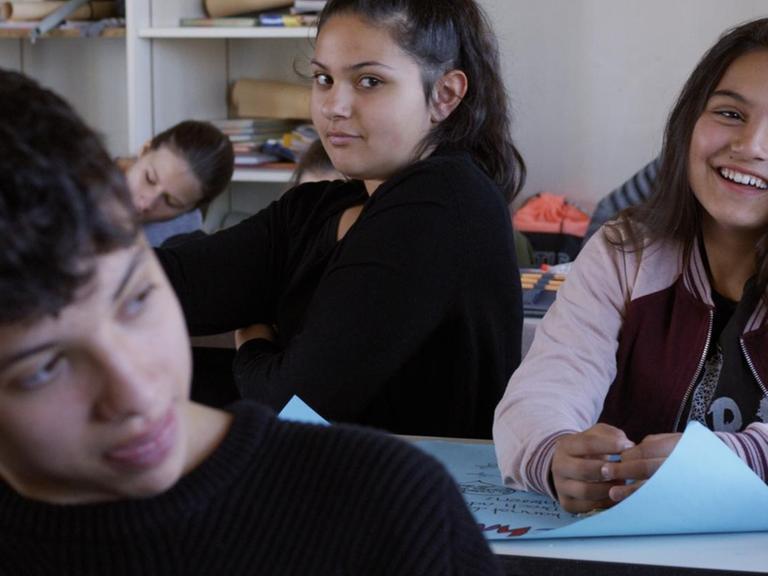 Eine Filmszene aus "Herr Bachmann und seine Klasse" zeigt mehrere SchülerInnen in einem Klassenzimmer.