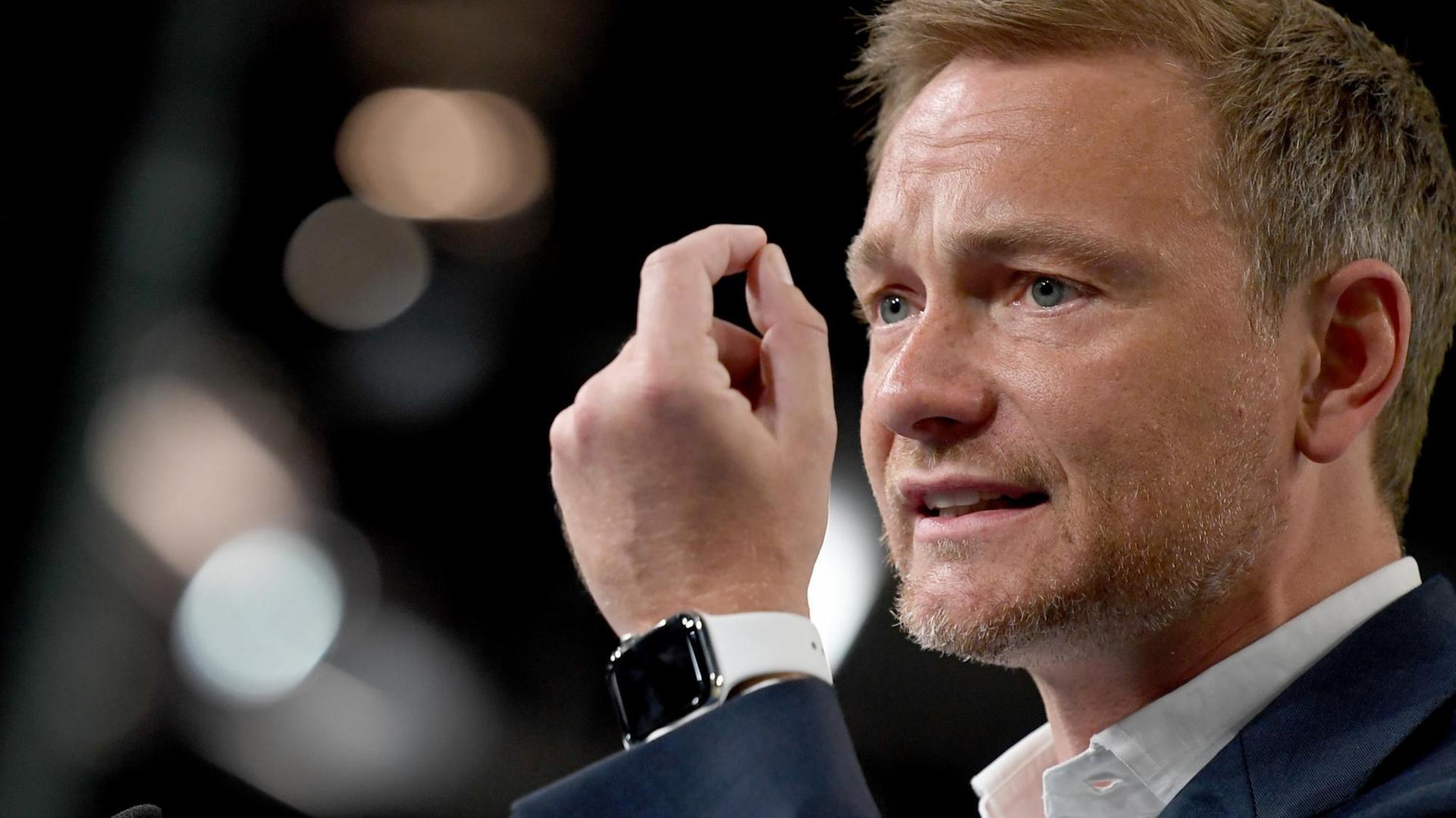 FDP-Chef Christian Lindner spricht beim Bundesparteitag in Berlin. FDP-Chef Christian Lindner spricht beim Bundesparteitag in Berlin.