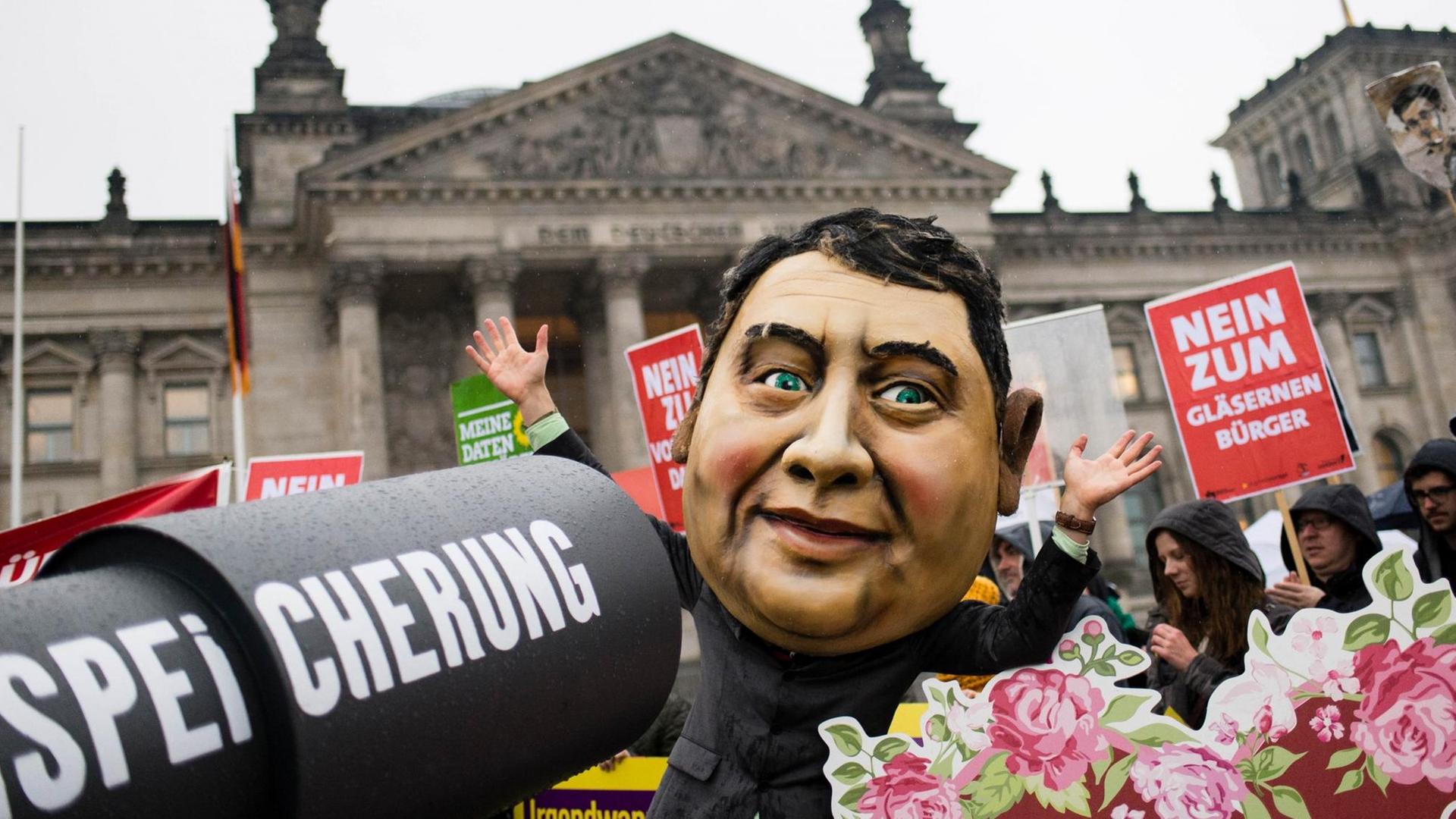 Proteste gegen die Vorratsdatenspeicherung in Berlin vor dem Reichstag. Proteste gegen die Vorratsdatenspeicherung in Berlin vor dem Reichstag.