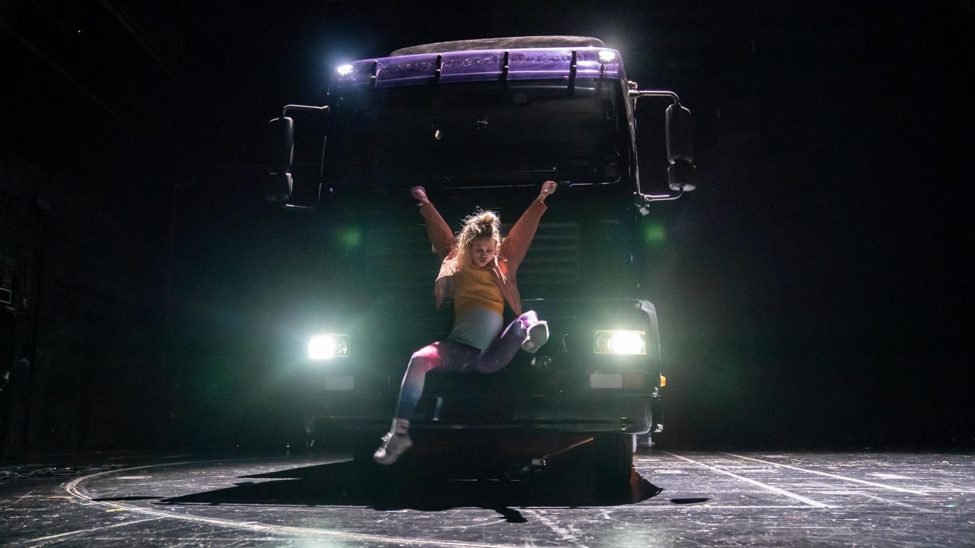 Simon Stephens' Maria, gespielt von Lisa Hagmeister, tanzt vor einem LKW auf der Bühne am Thalia Theater in Hamburg Simon Stephens' Maria, gespielt von Lisa Hagmeister, tanzt vor einem LKW auf der Bühne am Thalia Theater in Hamburg