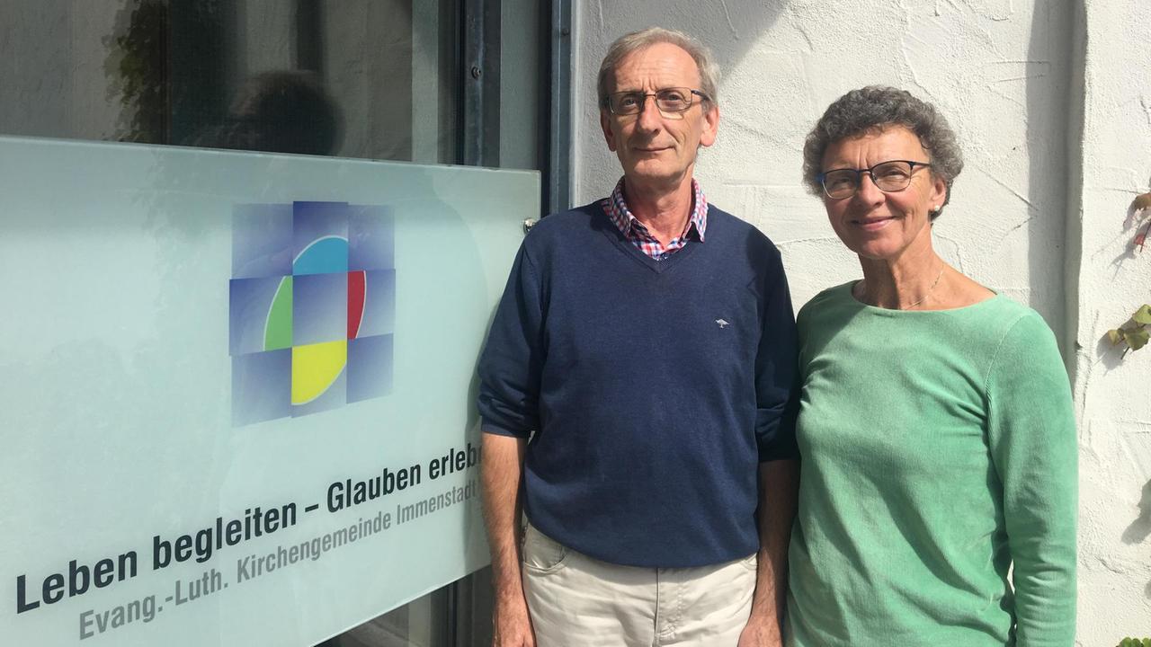 Marlies und Ulrich Gampert stehen vor ihrem Gemeindehaus in Immenstadt im Allgäu.