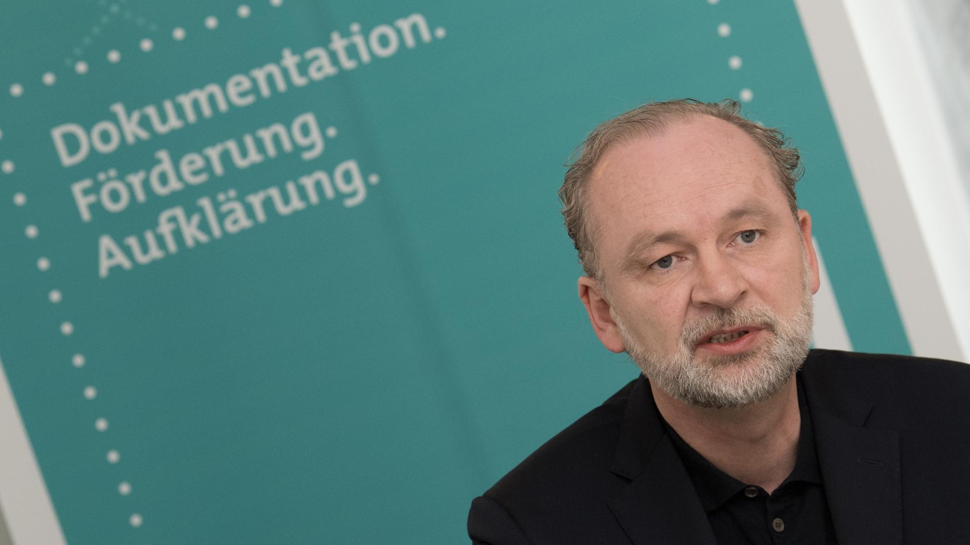 Der Autor Ferdinand von Schirach spricht im Rahmen einer Pressekonferenz in der Landesvertretung Sachsen-Anhalts am 12.04.2019 in Berlin. Von Schirach hat das Zentralinstitut für Kunstgeschichte damit beauftragt, den Kunstbesitz seiner Familie aus den Jahren 1933-1945 zu rekonstruieren. Der Autor Ferdinand von Schirach spricht im Rahmen einer Pressekonferenz in der Landesvertretung Sachsen-Anhalts am 12.04.2019 in Berlin. Von Schirach hat das Zentralinstitut für Kunstgeschichte damit beauftragt, den Kunstbesitz seiner Familie aus den Jahren 1933-1945 zu rekonstruieren.