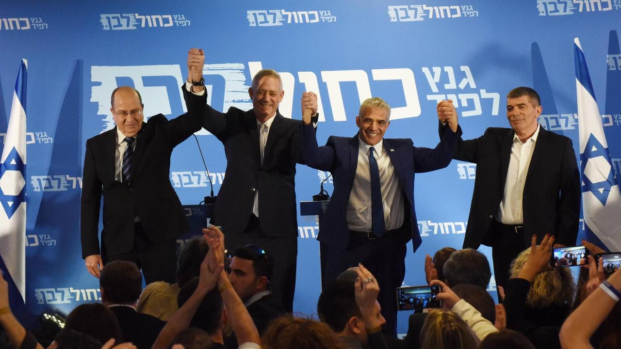 Benny Gantz (2.v.l.) und Yair Lapid (3.v.l.) von der Partei der Generäle bei einem Pressetermin im Feburar 2019 Benny Gantz (2.v.l.) und Yair Lapid (3.v.l.) von der Partei der Generäle bei einem Pressetermin im Feburar 2019
