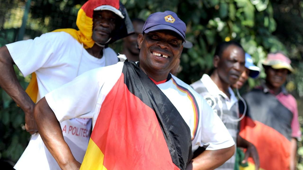 "Madgermanes" (die verrückten Deutschen) demonstrieren in Maputo "Madgermanes" (die verrückten Deutschen) demonstrieren in Maputo
