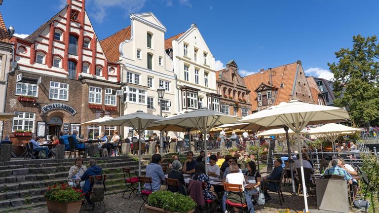 Die Altstadt von Lüneburg, Platz Stintmarkt am Fluss Ilmenau, historisches Hafenviertel, viele Restaurants, Kneipen, Cafés, Niedersachsen, Deutschland,