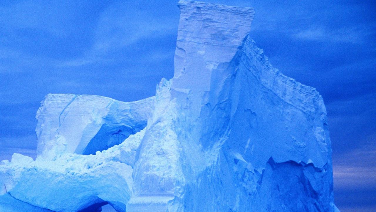 Eisberg bei Nacht in der Antarktis Eisberg bei Nacht in der Antarktis