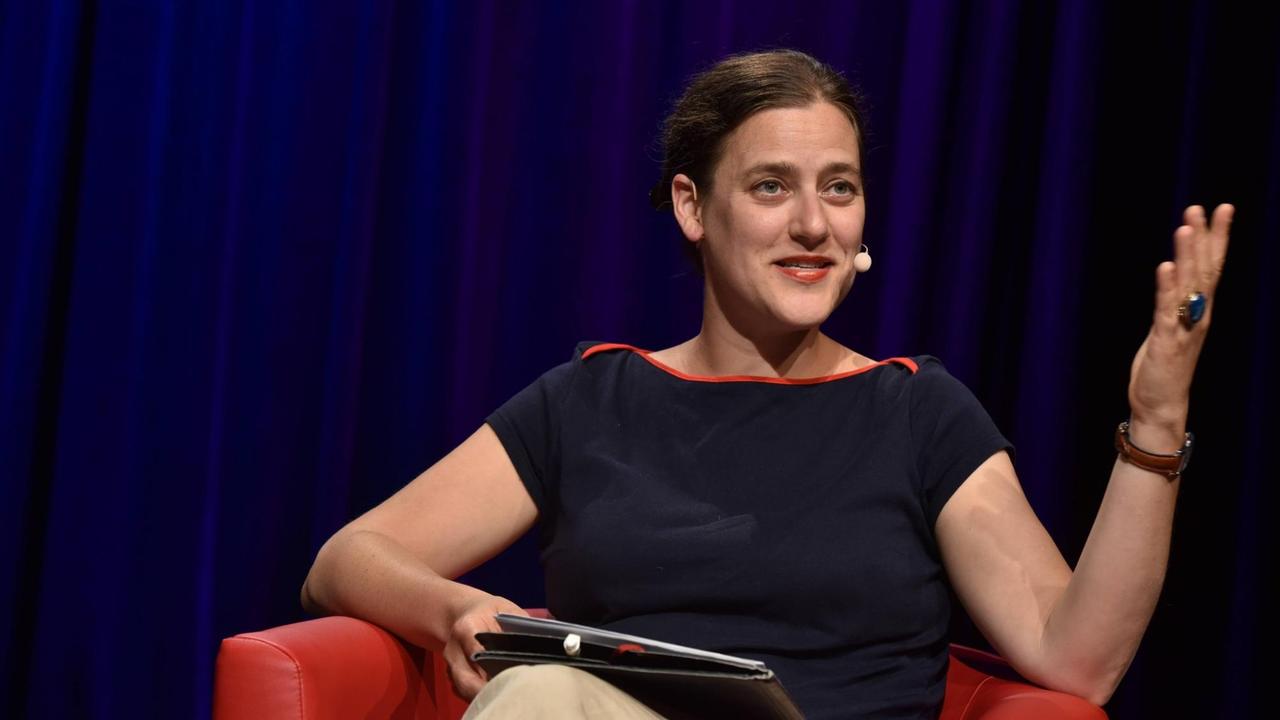 Die Philosophin Catherine Newmark diskutiert auf der phil. cologne, dem größten deutschen Philosophie Festival. Die Philosophin Catherine Newmark diskutiert auf der phil. cologne, dem größten deutschen Philosophie Festival.