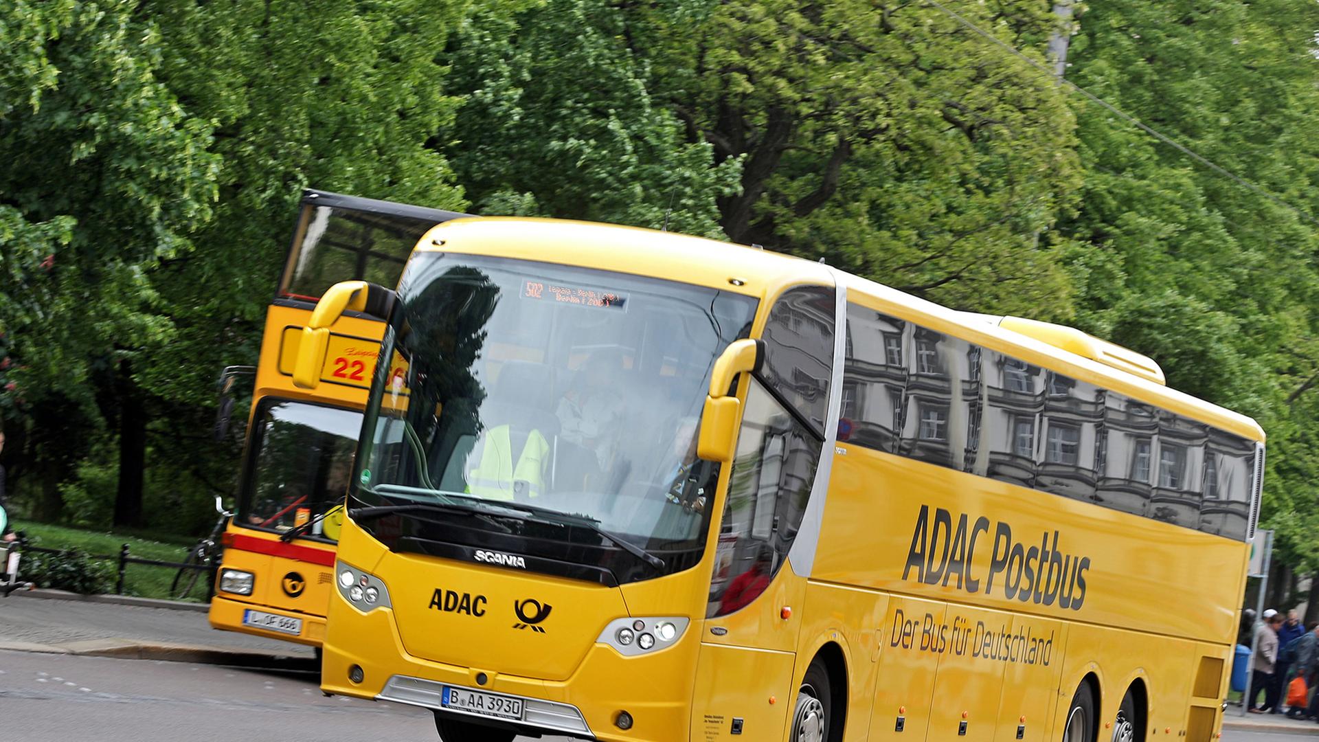 Ein "ADAC Postbus" fährt durch Leipzig. Ein "ADAC Postbus" fährt durch Leipzig.