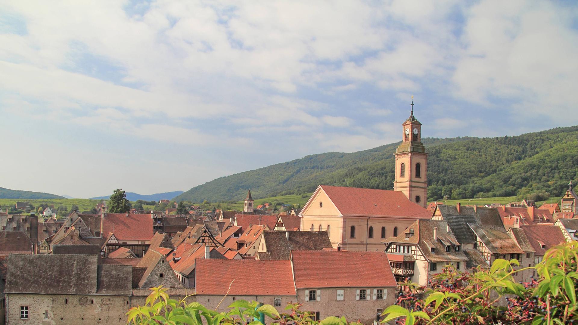 Die Altstadt von Riquewihr mit der Kirche im Elsass. Die Altstadt von Riquewihr mit der Kirche im Elsass.