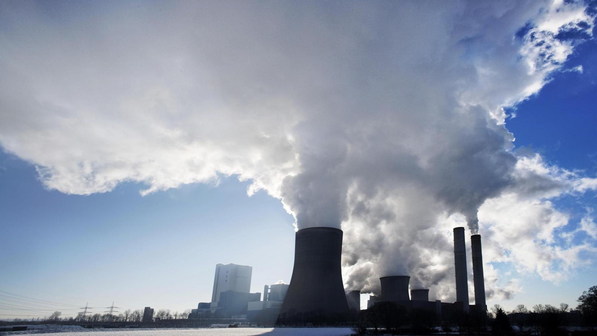 Rauchwolken über dem Braunkohlekraftwerk Niederaußem, betrieben durch RWE Power in Bergheim. (Mit Denkfabrikstempel) Rauchwolken über dem Braunkohlekraftwerk Niederaußem, betrieben durch RWE Power in Bergheim. (Mit Denkfabrikstempel)