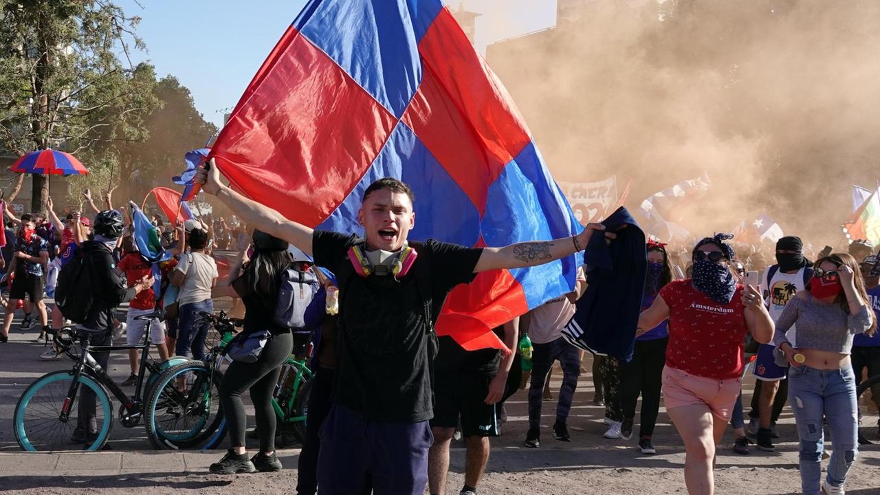 16.11.2019, Chile, Santiago de Chile: Jüngere Menschen mit Flaggen protestieren gegen die Regierung auf der Plaza Italia im Zentrum von Chile. 16.11.2019, Chile, Santiago de Chile: Jüngere Menschen mit Flaggen protestieren gegen die Regierung auf der Plaza Italia im Zentrum von Chile.