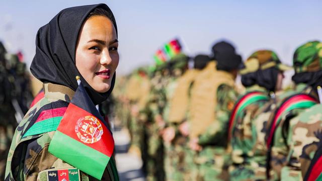 Eine afghanische Soldatin nimmt am 27. Februar am Nationalen Tag der Verteidigung in Herat (Afghanistan) teil.