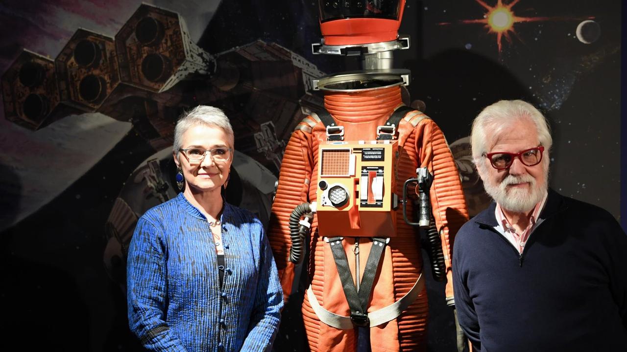 Katharina Kubrick (l), Stieftochter von Stanley Kubrick, und ihr Onkel, der Produzent Jan Harlan, stehen in der Ausstellung "Kubricks 2001. 50 Jahre A Space Odyssey" im Deutschen Filmmuseum an der Reproduktion eines "Discovery Raumanzugs". Katharina Kubrick (l), Stieftochter von Stanley Kubrick, und ihr Onkel, der Produzent Jan Harlan, stehen in der Ausstellung "Kubricks 2001. 50 Jahre A Space Odyssey" im Deutschen Filmmuseum an der Reproduktion eines "Discovery Raumanzugs".